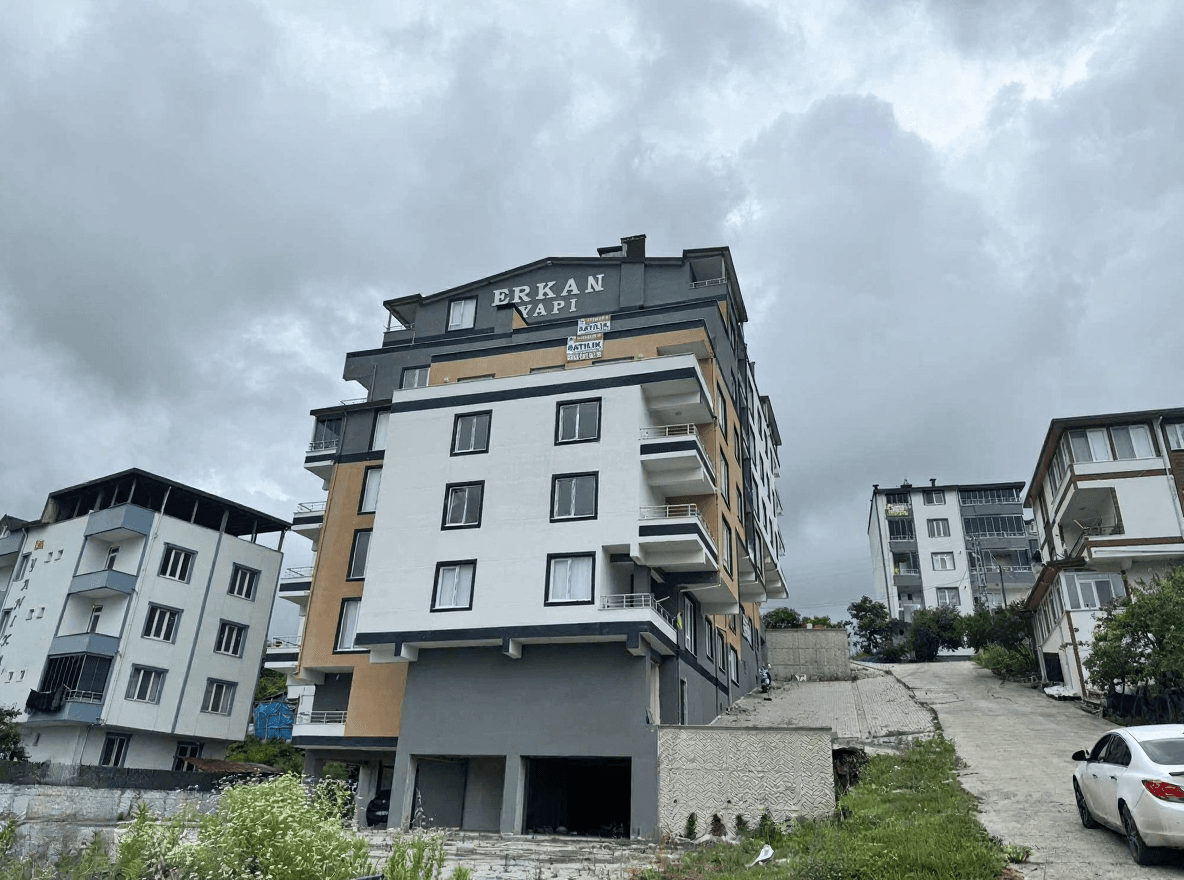 Ünye Yunus Emre Mahallesi sıfır 3+1 satılık dairenin bulunduğu asansörlü apartmanın dış cephesi