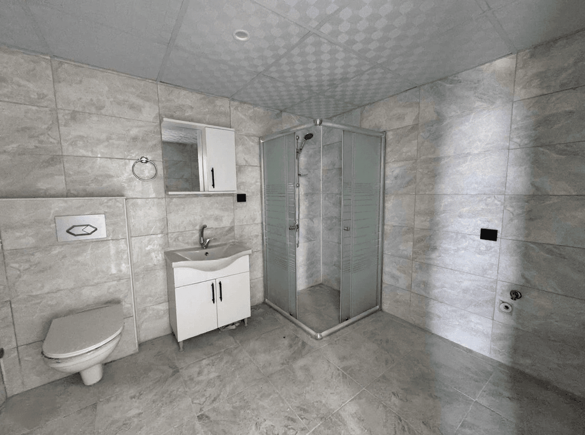 Sıfır 3+1 satılık dairede duşakabinli, modern armatürlü banyo