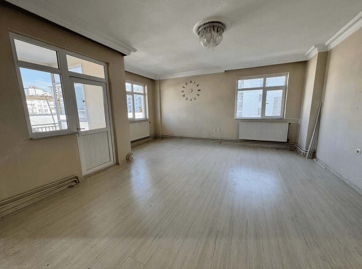 Kiralık 3+1 dairede balkona açılan aydınlık oturma alanı