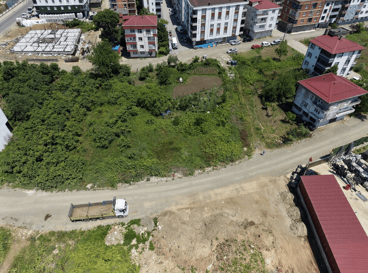Bayramca Mahallesi satılık arsanın cadde cephesi