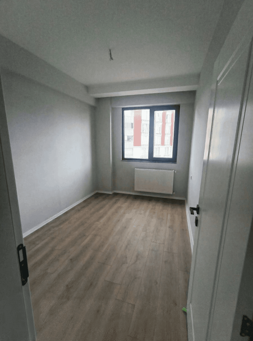 Sıfır kiralık dairede ebeveyn banyolu yatak odası