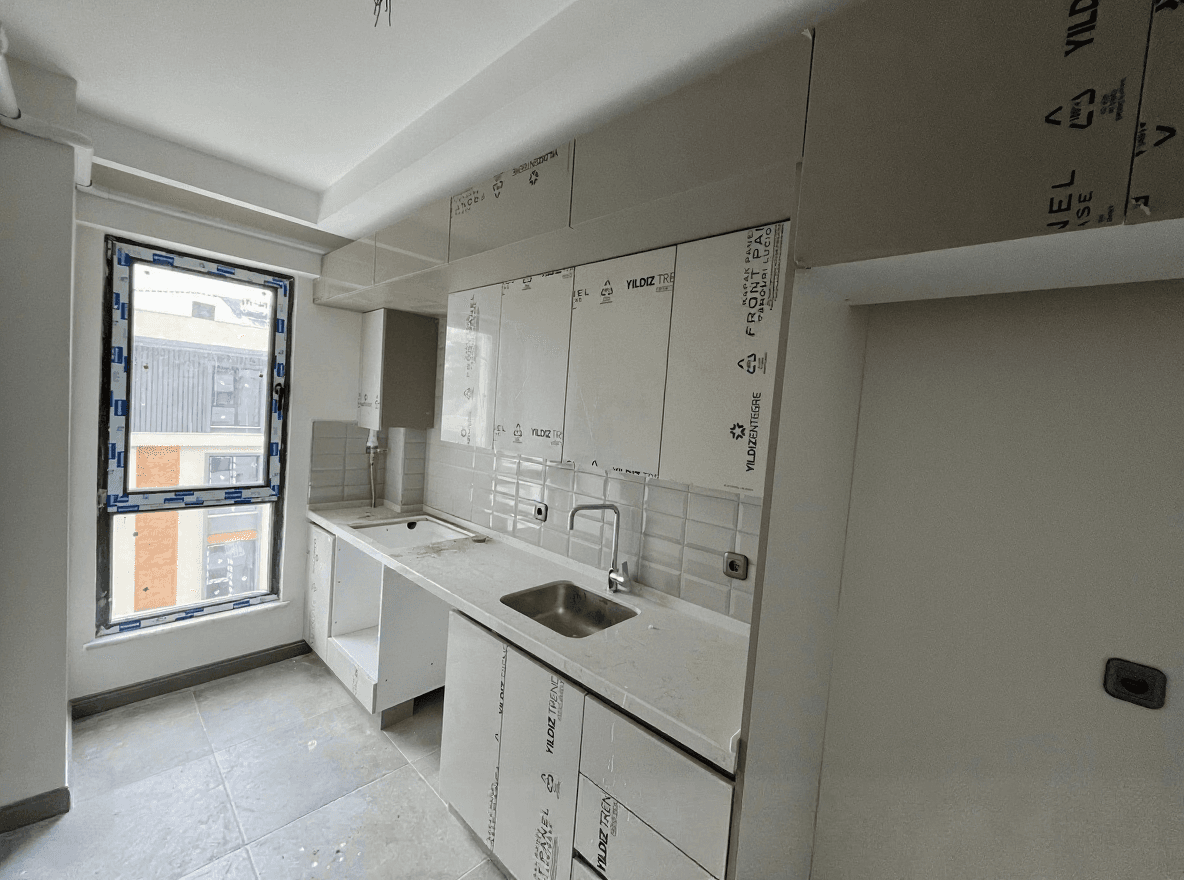 Havuzlu sitede 1+1 satılık dairenin salonu