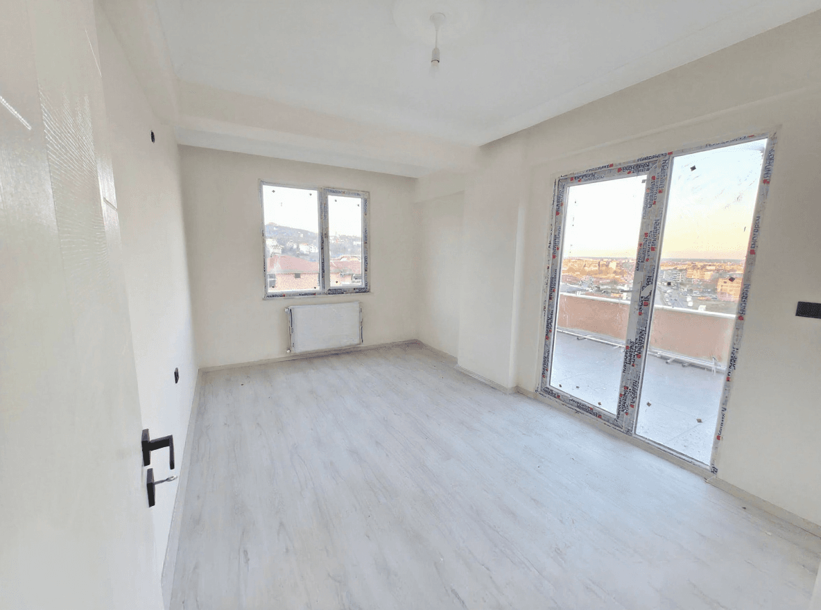Sıfır 4+1 dubleks dairede laminat parkeli açık mutfak ve yemek alanı