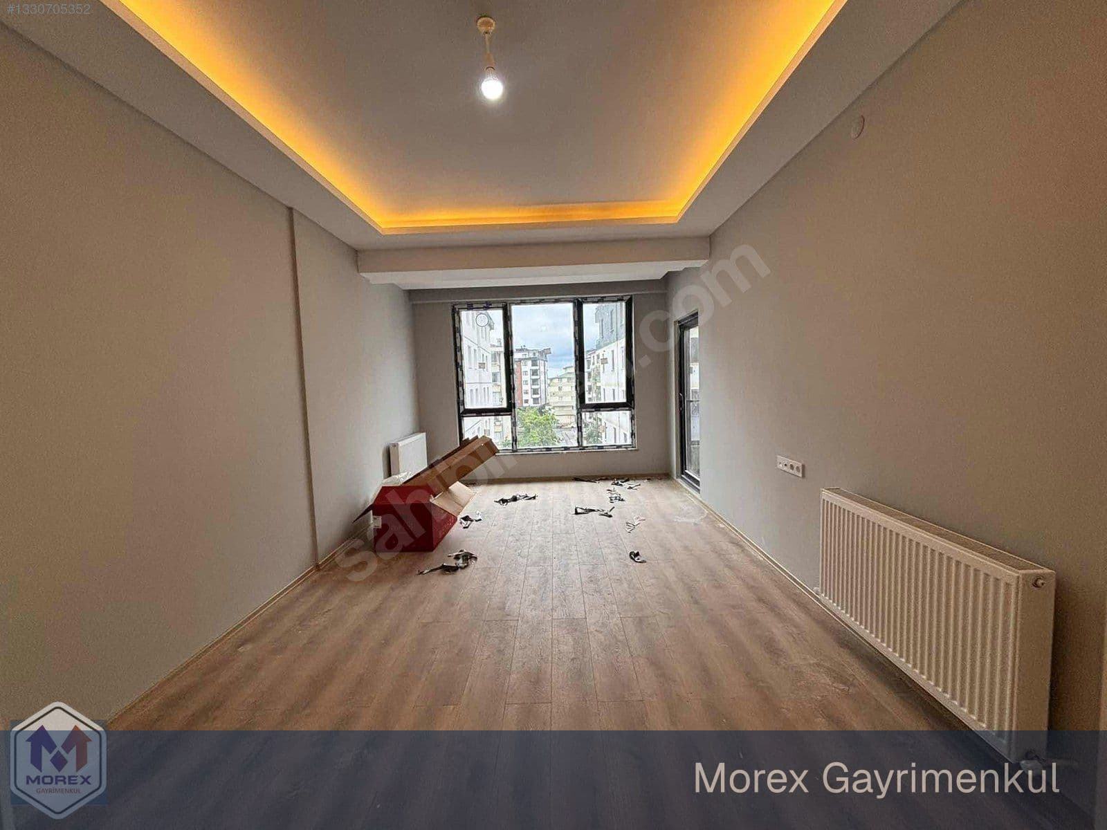 Gölevi Mahallesi kiralık dairenin aydınlık oturma alanı