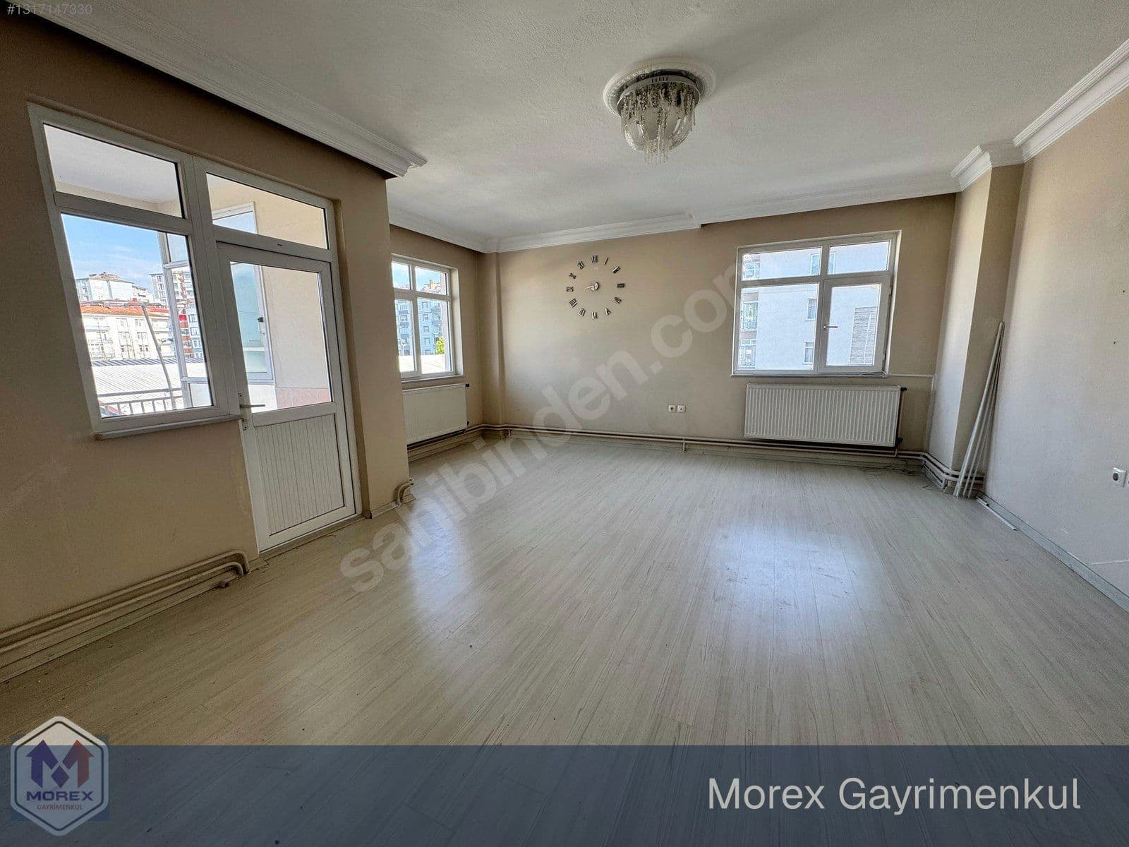 Kiralık 3+1 dairede balkona açılan aydınlık oturma alanı