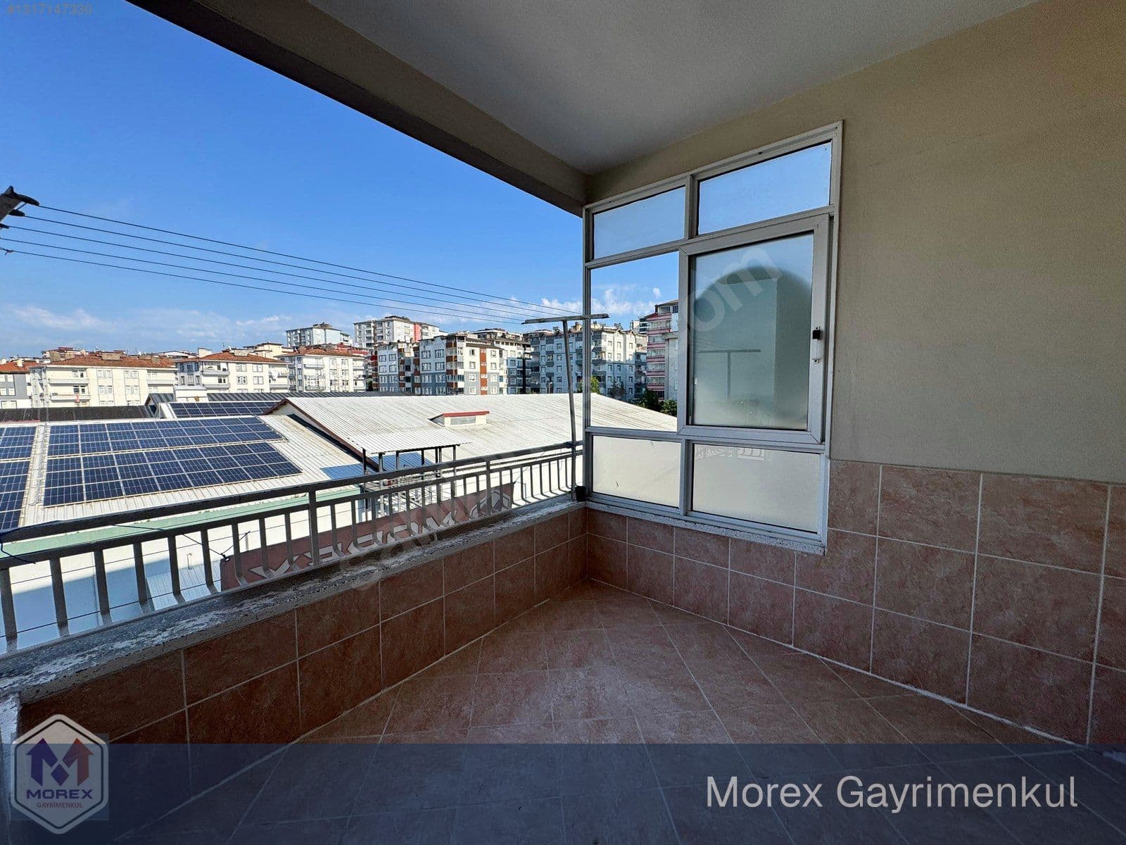 80 Evler Sitesi'nde kiralık 3+1 dairenin dış cephe ve bahçe görünümü