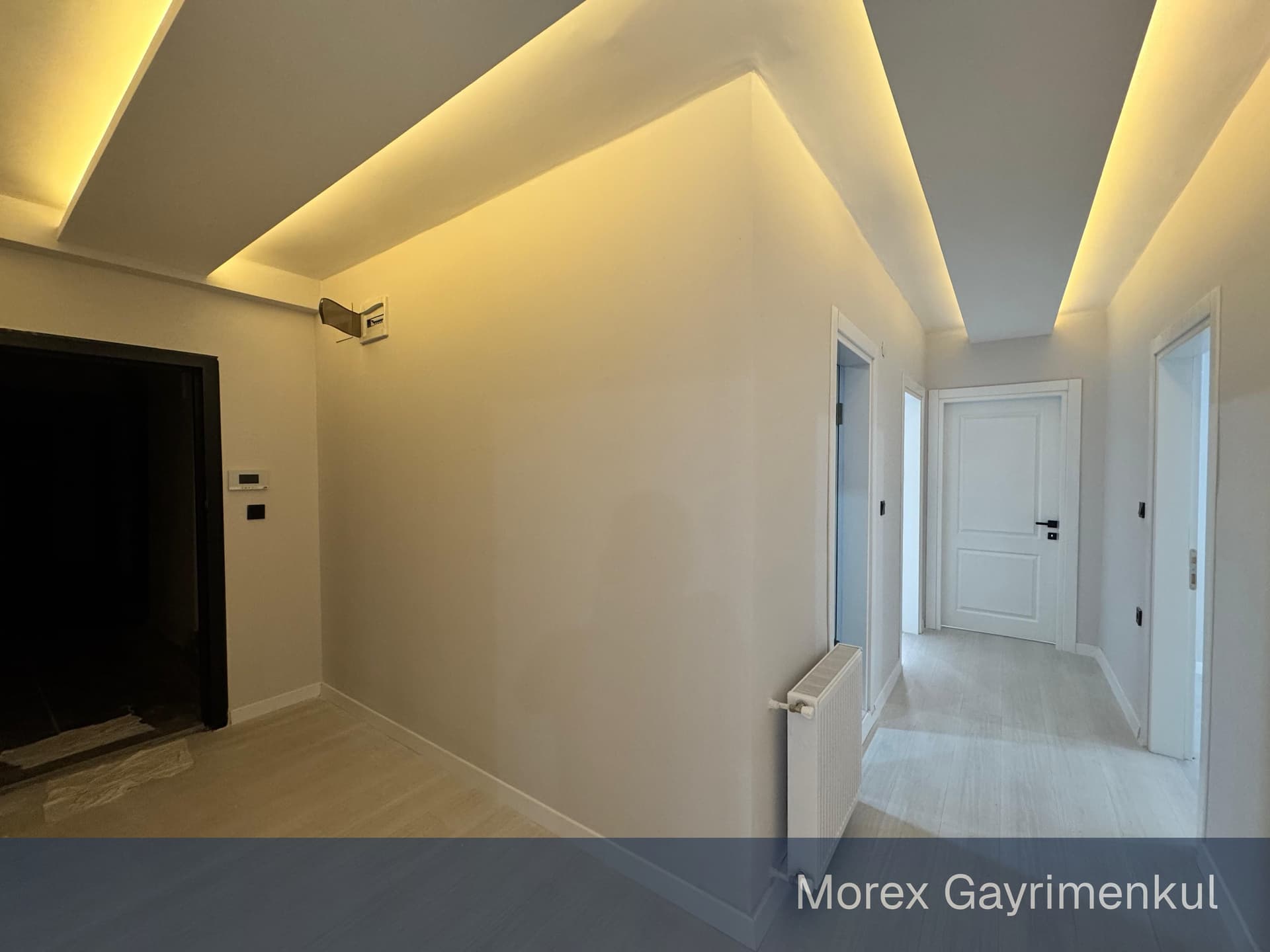 Siyah mermer kaplama banyo ve duşakabin