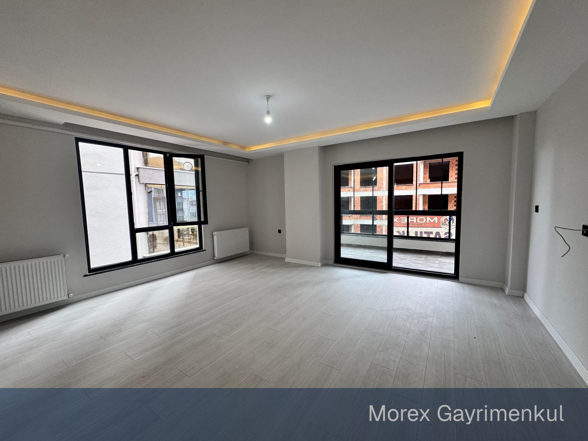 Site içi 3+1 dairenin geniş salonu