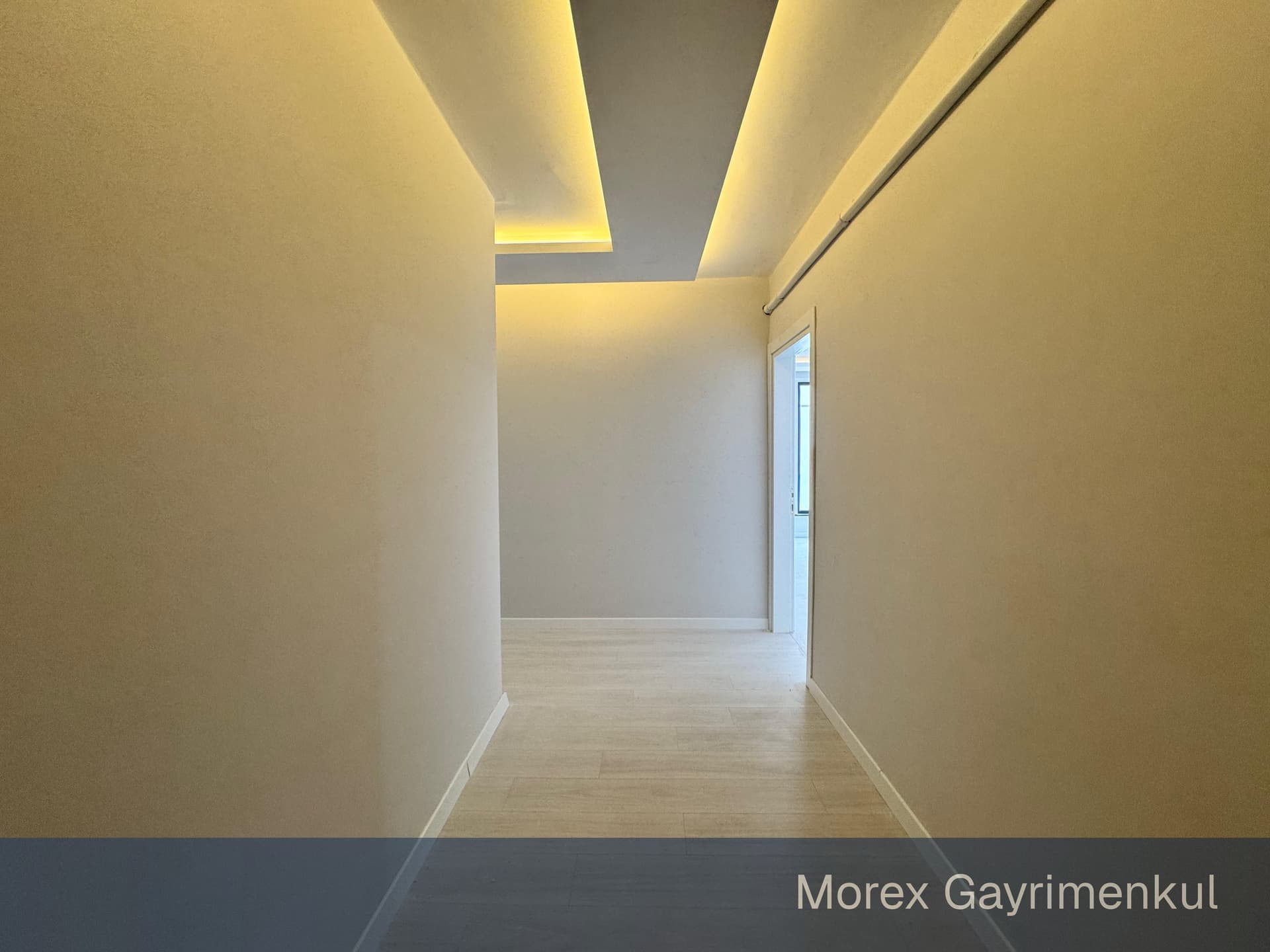 Salon ve ayrı mutfak bağlantısı