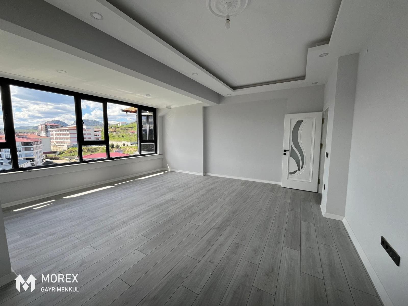 En üst kat dairenin manzaralı salonu