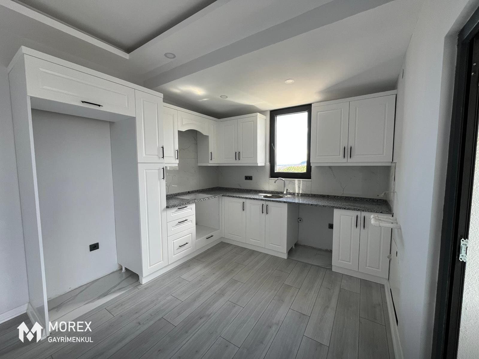 130 m² 3+1 dairenin beyaz dolaplı Amerikan mutfağı