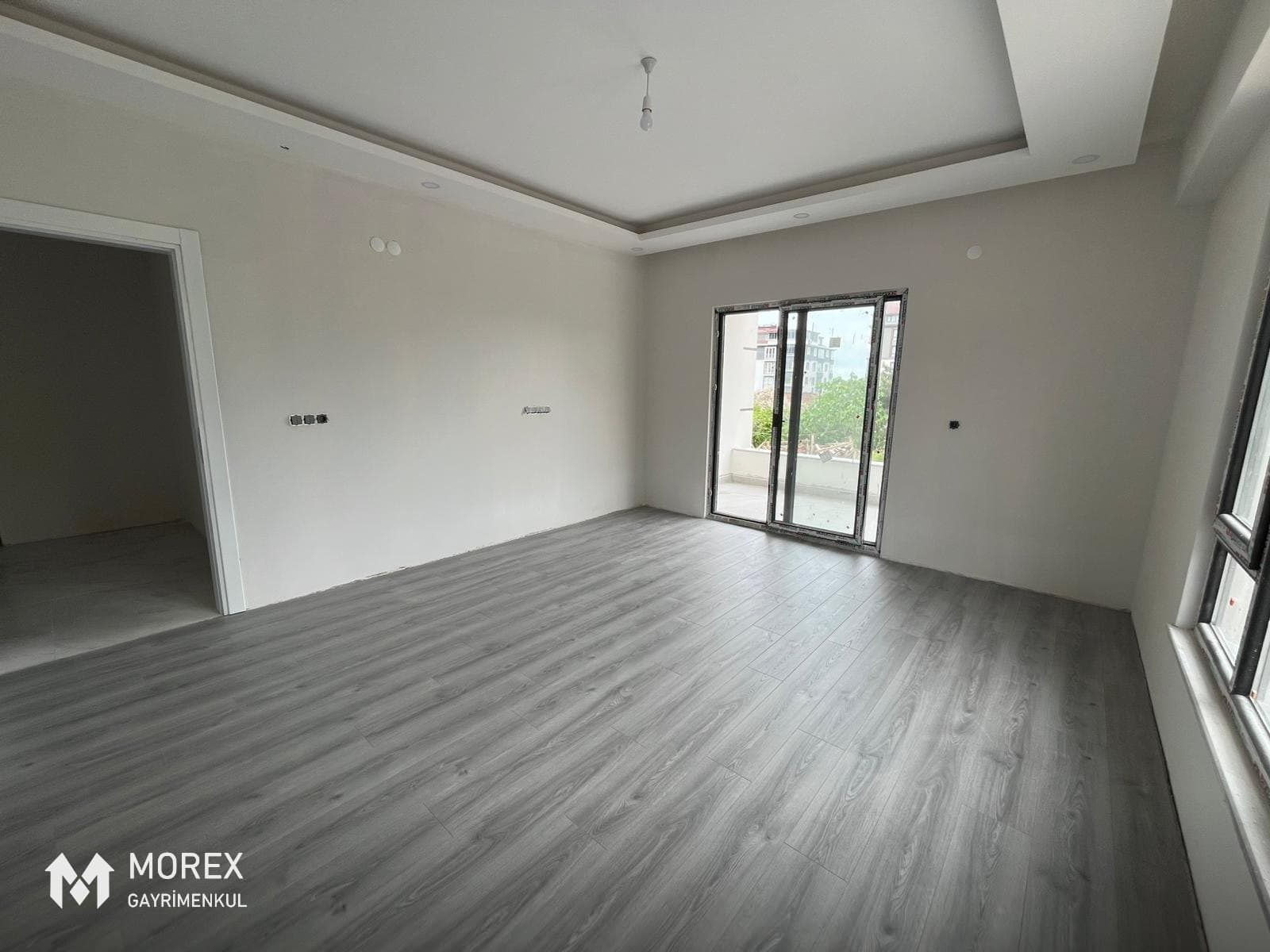 Salonun laminat zemini ve pencere düzeni