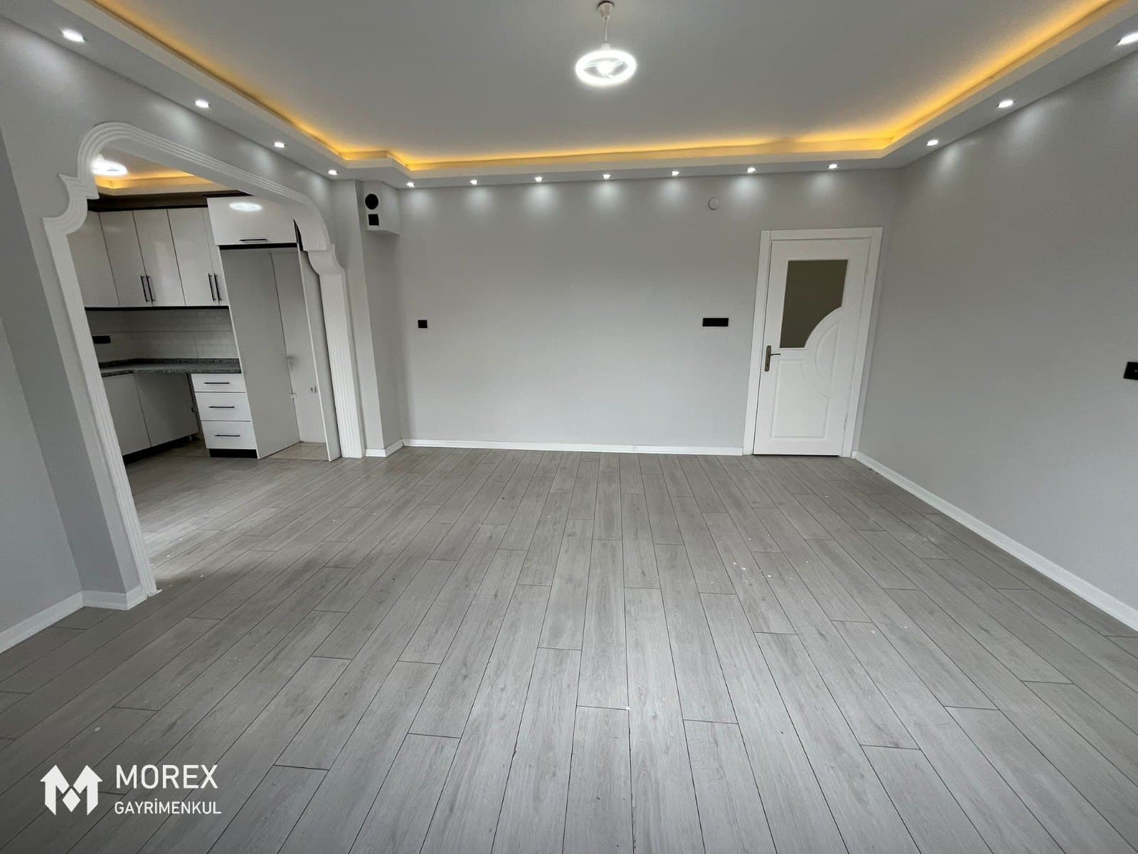 Ünye Saraçlı Mahallesi yeni binada 3+1 satılık dairenin salonu