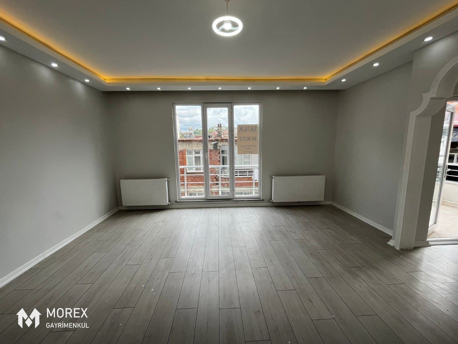 3+1 dairenin oturma alanı ve balkon çıkışı